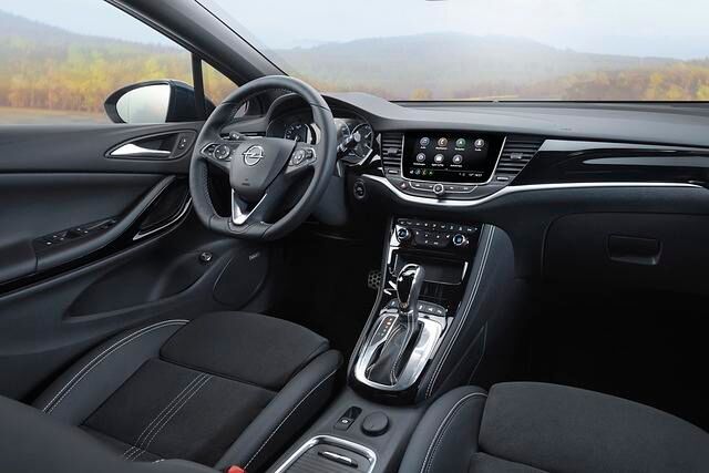Eine Spur aufgewertet präsentiert sich der Innenraum, wo es ein neues Infotainment-System gibt
