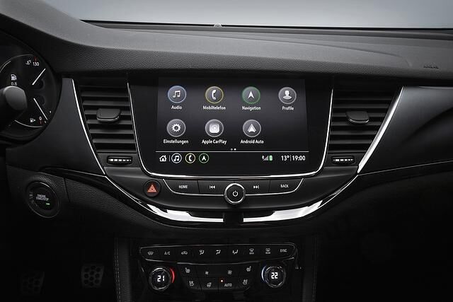 Der acht Zoll große Touchscreen dient als zentrales Bedienelement