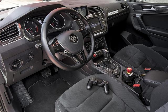 Der Touareg lässt sich auch per Gamepad lenken