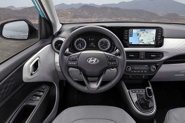 Im neuen Hyundai i10 sitzt es sich auffällig geräumig auf den straff gepolsterten Stühlen
