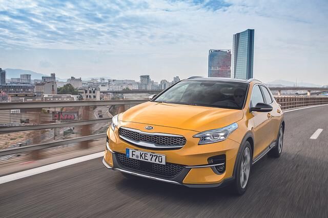 Mit 4,40 Meter Länge rutscht der XCeed ziemlich genau in die handbreite Lücke zwischen Niro und Sportage