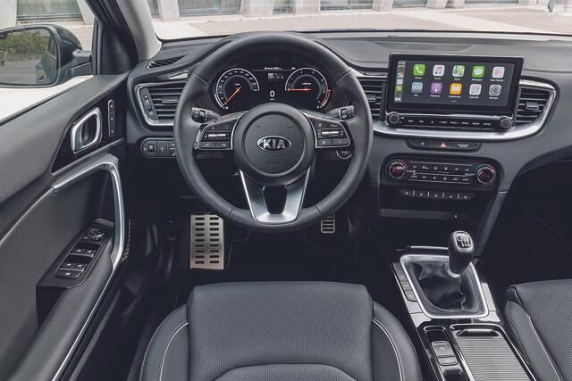 Das Cockpit ist Kia-typisch übersichtlich, mit guten Materialien ausgeschlagen und tadellos verarbeitet