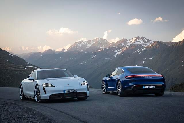 Für die jeweiligen Topmodelle hat Porsche die Bezeichnung „Turbo“ respektive „Turbo S“ parat, um alten Liebhabern von Verbrennungsmotoren wenigstens ein Nostalgie-Gefühl zu vermitteln