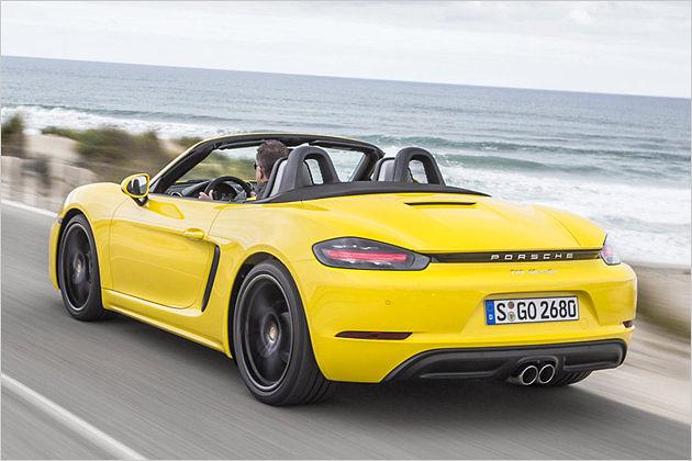 Im 718 Boxster gibt es jetzt 300 PS, im 718 Boxster S 350 PS. Die Fahrleistungen verbessern sich gegenüber dem Vorgänger enorm