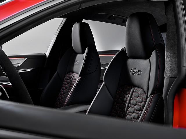 Die RS-Sportsitze in schwarzem Perlnappa Leder/Alcantara mit Rautensteppung und RS-Prägung sind serienmäßig