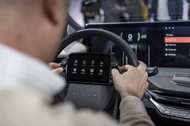 Das Display wird über ein kleines Tablet im Lenkrad gesteuert