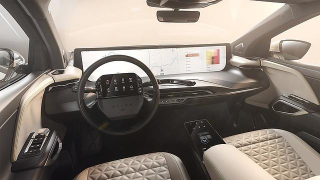 Das riesige 48 Zoll Display dominiert den Innenraum