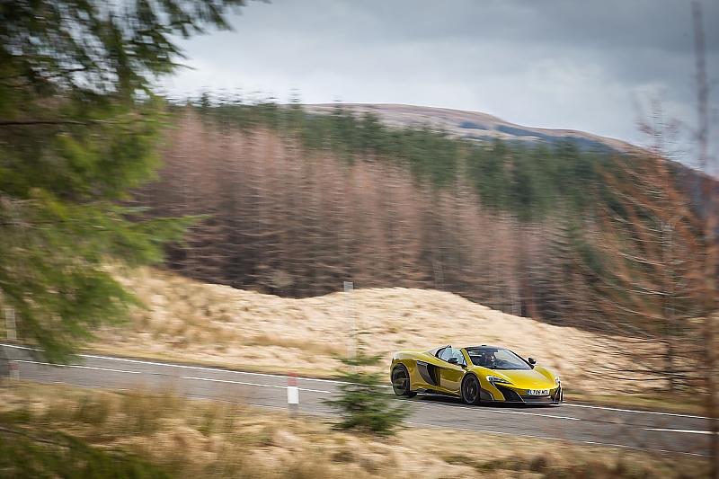 Der McLaren 675LT Spider ist 4,55 Meter lang,...