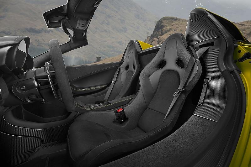 Die Karbonschalensitze des McLaren 675LT Spider bieten echte Rennatmosphäre.