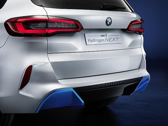 BMW i Hydrogen Next: Statt Auspuffrohre sind blaue Elemente an der Heckschürze angebracht