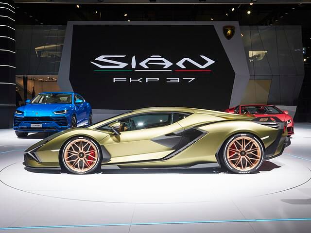 Sehenswerte Details des Lamborghini Sián sind unter anderem der grüne Außenlack und die schicken Felgen 