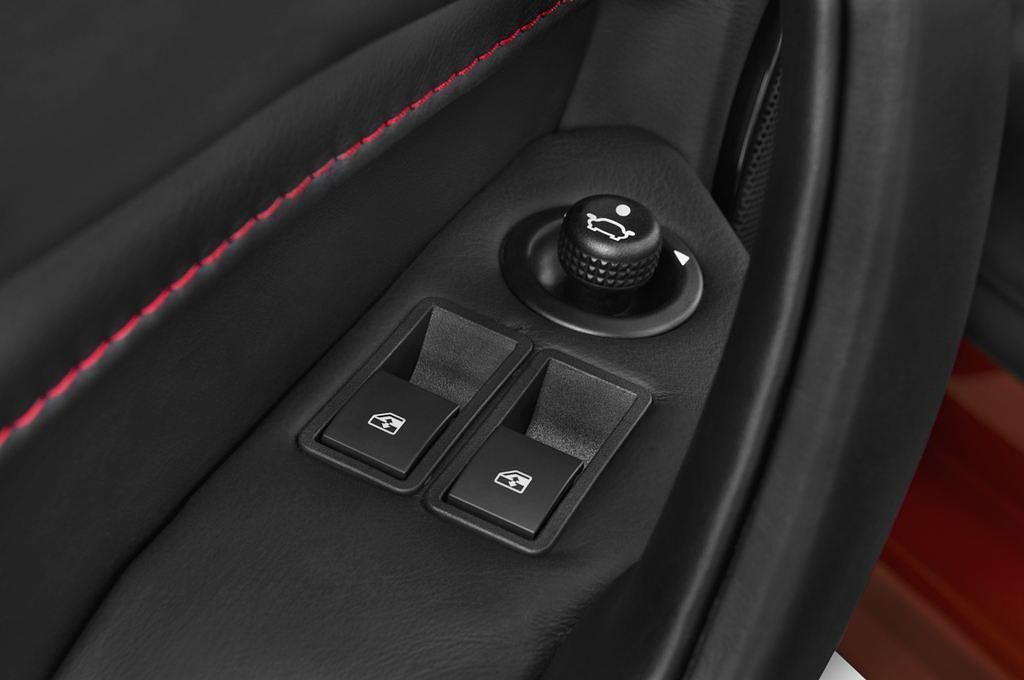 Lotus Evora (Baujahr 2011) S 2 Türen Bedienungselemente Tür