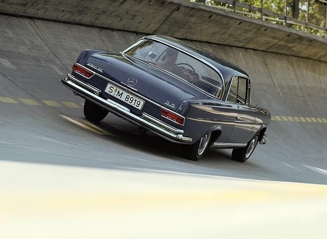 Tatsächlich bewegten sich die Mercedes S-Klasse-Limousinen W109 und die Coupés sowie Cabriolets W111 mit 3,5-Liter-V8 zwischen gestern und morgen
