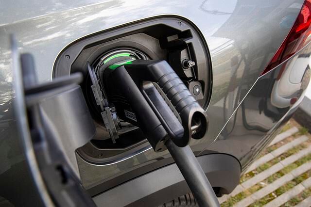Mit maximal 60 kW tankt der GLE schneller Strom als jeder andere Plug-in und soll nach 20 Minuten zu 80 Prozent voll sein