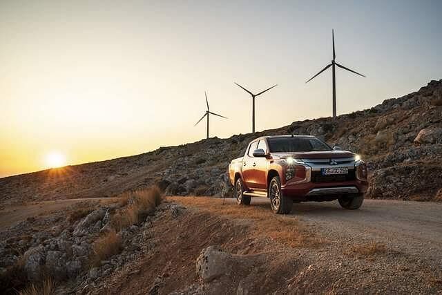 Die Motorhaubenkante ist vier Zentimeter höher, dadurch wirkt der Pick-up deutlich bulliger