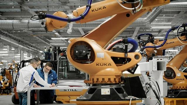 VW Produktion von Elektroautos: Auch beim Wolfsburger Autobauer werden Jobs wegfallen