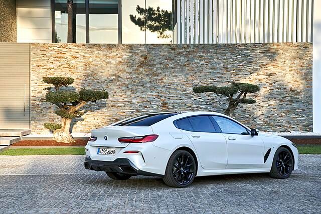 BMW hat das 8er Coupé kurzerhand um über 23 Zentimeter gestreckt und nun auf 5,08 Metern Länge nicht nur zwei weitere Türen, sondern auch drei leidlich bequeme Sitzplätze im Fond untergebracht