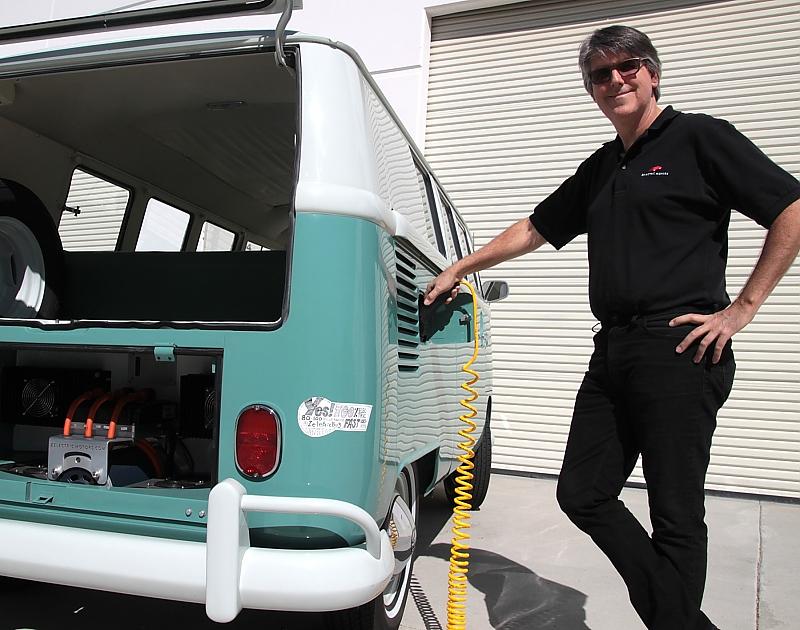 Zelectric baut Elektromotoren in historische VW Modelle - hier Inhaber David