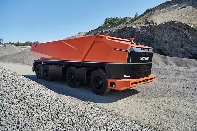 Der Scania AXL verfügt über die für autonomes Fahren nötige Hardware. Dennoch wird er über eine Kommandozentrale kontrolliert