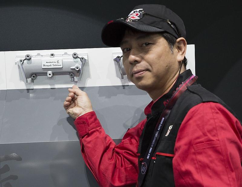 Hiroyuki Ichikawa und seine Plakette.