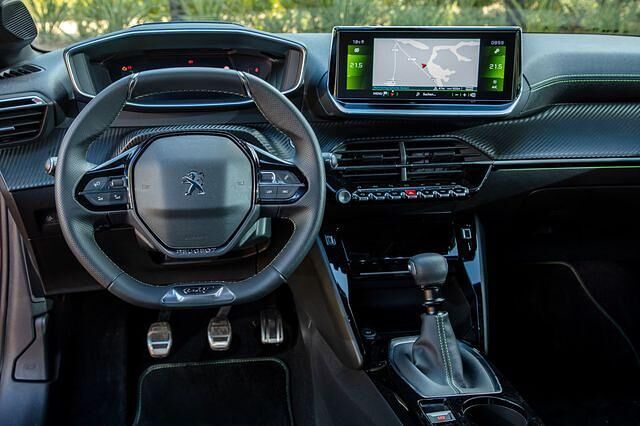 Der Blick fällt über das kleine, oben abgeflachte Lenkrad auf das digitale Cockpit, das schon aus anderen Peugeot-Modellen wie eben dem 508 bekannt ist