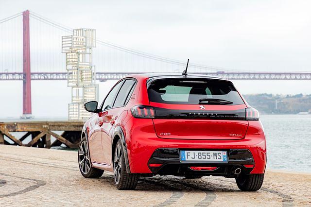 Französisches Sänftenfeeling war einmal, ein heutiger Peugeot kommt mit gesunder Härte