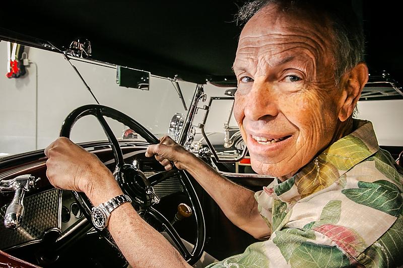 Autosammler Aaron Weiss am Steuer des 200 PS starken Marmon Sixteen von 1932