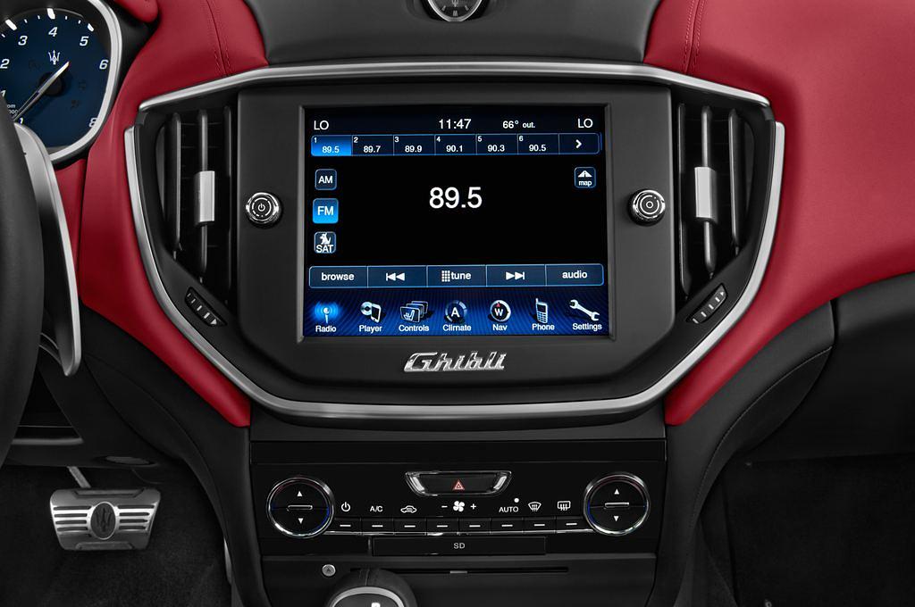 Maserati Ghibli (Baujahr 2015) S Q4 4 Türen Radio und Infotainmentsystem