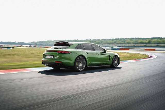 Beim Sport Turismo macht sich das unter anderem durch einen dickeren Stabilisator an der Hinterachse bemerkbar