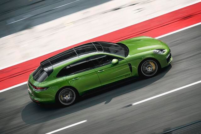 Der Wagen wirkt damit gerade im Heckbereich deutlich harmonischer, als der immer noch eher protzig wirkende klassische Panamera