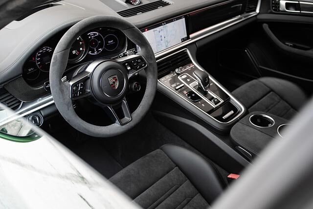 Es gibt Sitze aus Leder/Alcantara, einen Alcantara-Dachhimmel, das Sport-Chrono-Paket, LED-Dynamic-Licht und das farbige Head-up-Display serienmäßig