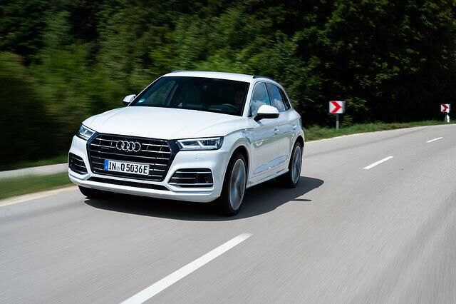 Audi bietet das SUV Q5 als Plug-in-Hybrid in zwei Versionen ein, mit einer Systemleistung von 299 PS oder mit 367 PS