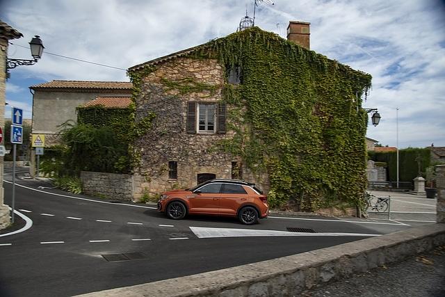 Der VW T-Roc R lässt sich innerorts entspannt bewegen