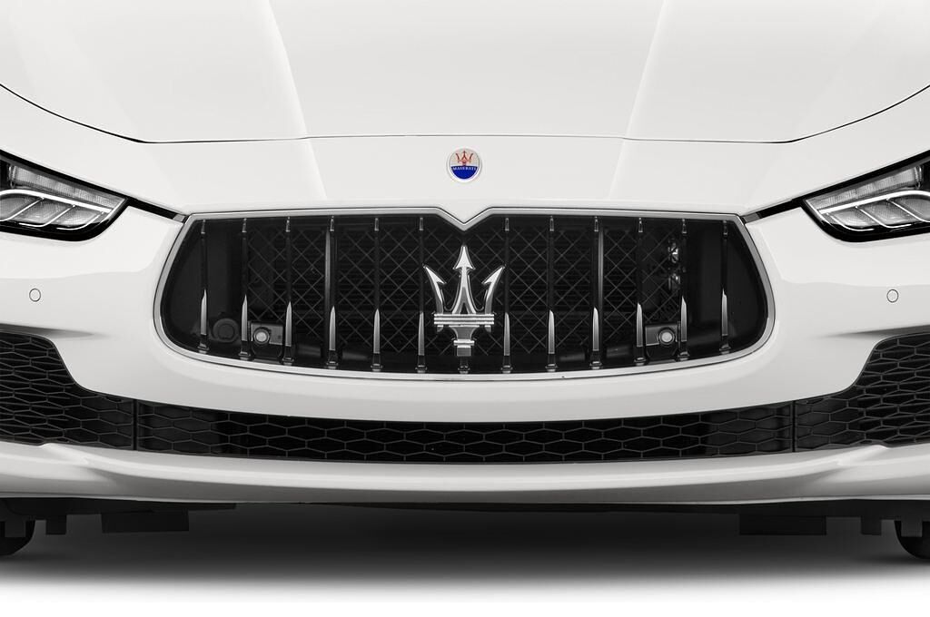 Maserati Ghibli (Baujahr 2015) S Q4 4 Türen Kühlergrill und Scheinwerfer