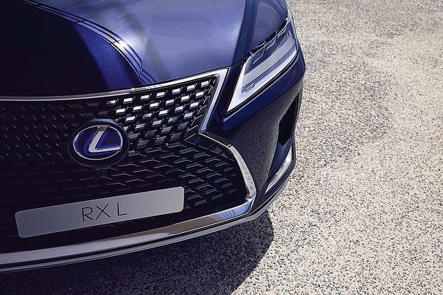 Markenzeichen: Der üppige Kühlergrill des Lexus RX 450h