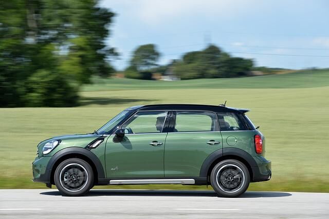 Der Countryman der ersten Generation streckt sich auf eine Länge von 4,11 Meter, überbietet damit den klassischen Mini-Bruder um fast 40 Zentimeter