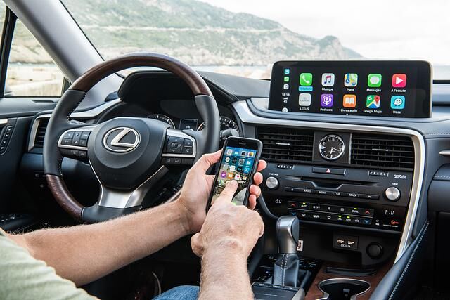Der Fahrer kann jetzt sein Handy per Apple CarPlay oder Android Auto mit dem Infotainmentsystem verbinden