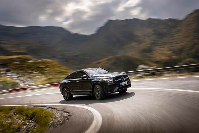 Das Coupé wiegt zwei Tonnen