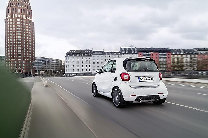 Der Smart Brabus fortwo ist 165 km/h schnell.