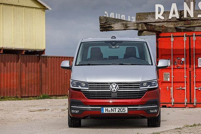 Der Volkswagen T6.1 hat vorne ein ausgeprägteres Design bekommen