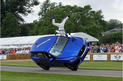 Terry Grant fuhr im Jaguar F-Pace den Berg auf zwei Rädern hinauf.