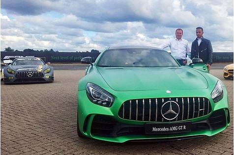 Tobias Moers und Lewis Hamilton mit dem neuen Mercedes AMG GT R
