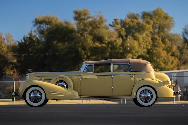 Sehr imposant und mit umgerechnet 540.000 bis 670.000 Euro zweitteuerster V16 aus der  Groendyke-Sammlung ist der Imperial Convertible Sedan aus dem Jahr 1935