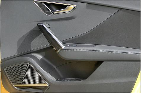 Das Design des Q2 basiert auf Polygonen. An der Türinnenverkleidung kann man das nachvollziehen
