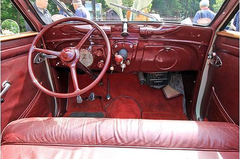 Das Cockpit des Peugeot 402 Eclipse.