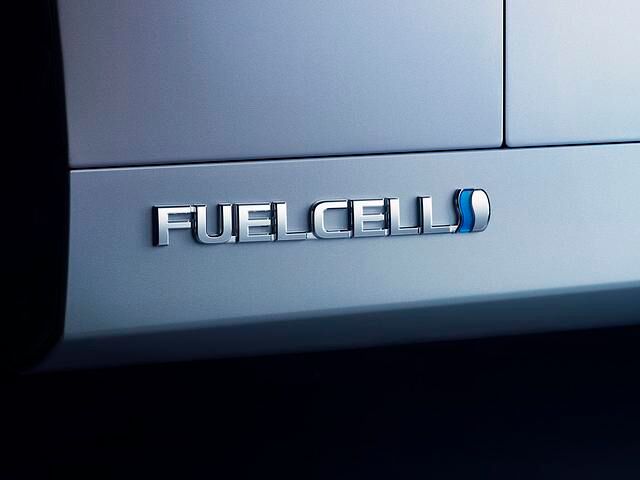Neben Hyundai und Honda sind die Japner der einzige Hersteller, der ein Serien-Wasserstofffahrzeug mit Brennstoffzelle im Portfolio hat und für jedermann zum Kauf anbietet
