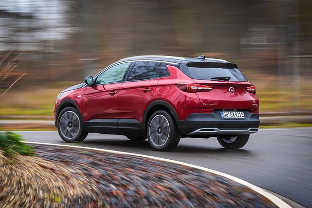Zwei Elektromotoren und ein 1,6-Liter-Benziner bilden zusammen mit einer Achtgang-Automatik die Basis und ermöglichen so auch Allradantrieb