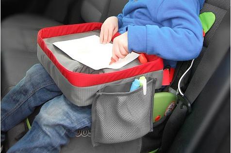 Ein bequemer Knietisch für den Kindersitz.