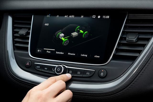 Über das mittlere Display lässt sich sehr einfach der Wunsch nach einer Batteriereserve – für 10 oder 20 Kilometer oder komplett - einstellen, etwa um die letzten Kilometer in der Stadt auf jeden...