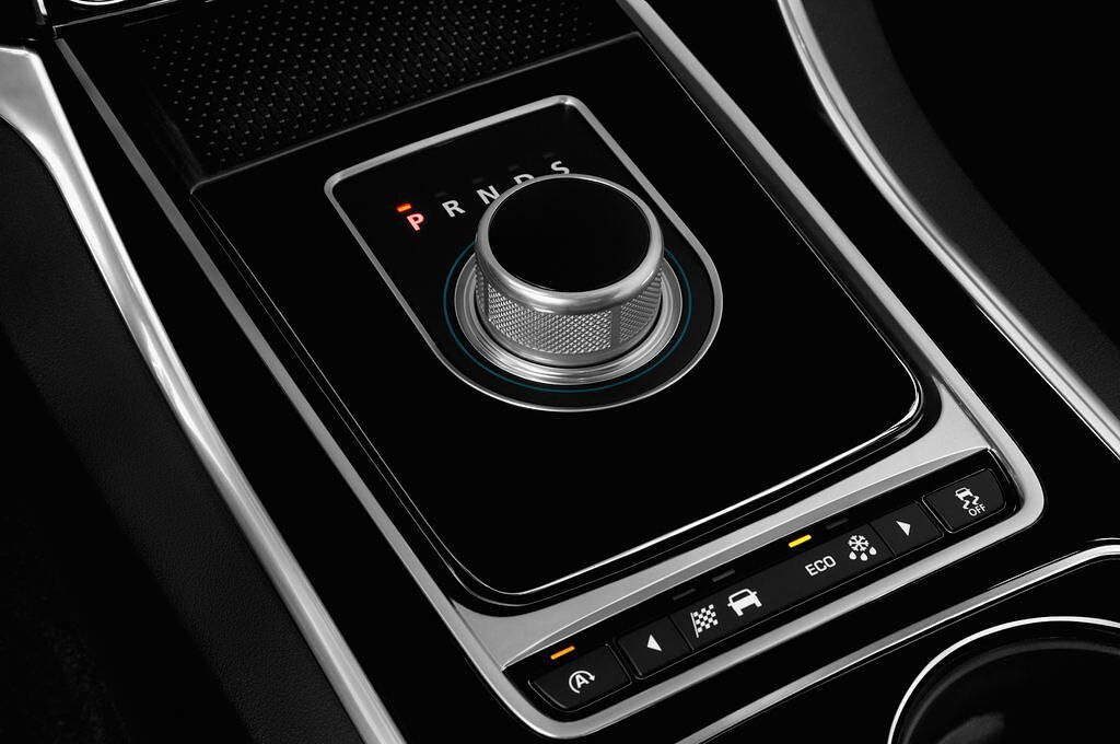 Jaguar XE (Baujahr 2016) R-Sport 4 Türen Schalthebel